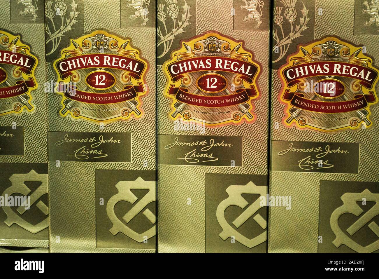 Tyumen, Russia-avg 25, 2019: Prodotti di ipermercato Vendita Chivas Regal bevande in negozio metro cash and carry. Chivas Regal alcool vendita negozio Foto Stock