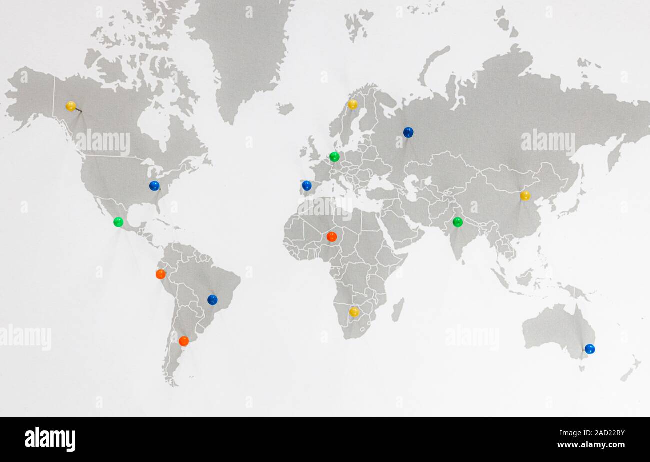 Cartina del mondo con le puntine colorate. Concetto di viaggio Foto stock -  Alamy