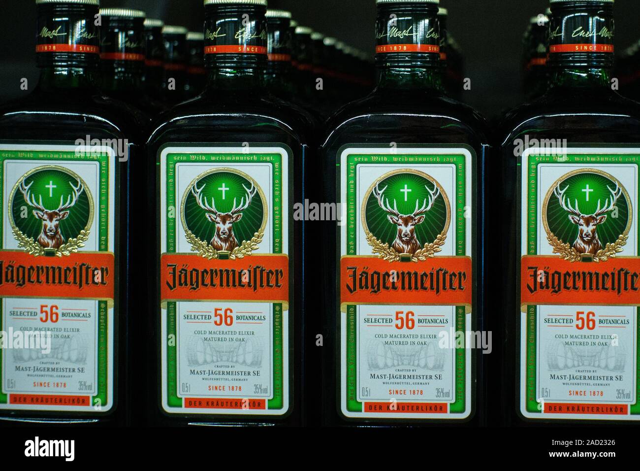 Tyumen, Russia-avg 25, 2019: Prodotti di ipermercato Vendita Jagermeister bevande in negozio metro cash and carry. Bottiglia di Jagermeister Foto Stock