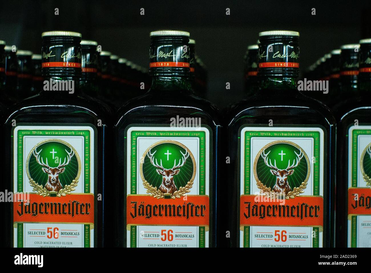 Tyumen, Russia-avg 25, 2019: Prodotti di ipermercato Vendita Jagermeister bevande in negozio metro cash and carry. Bottiglia di Jagermeister Foto Stock