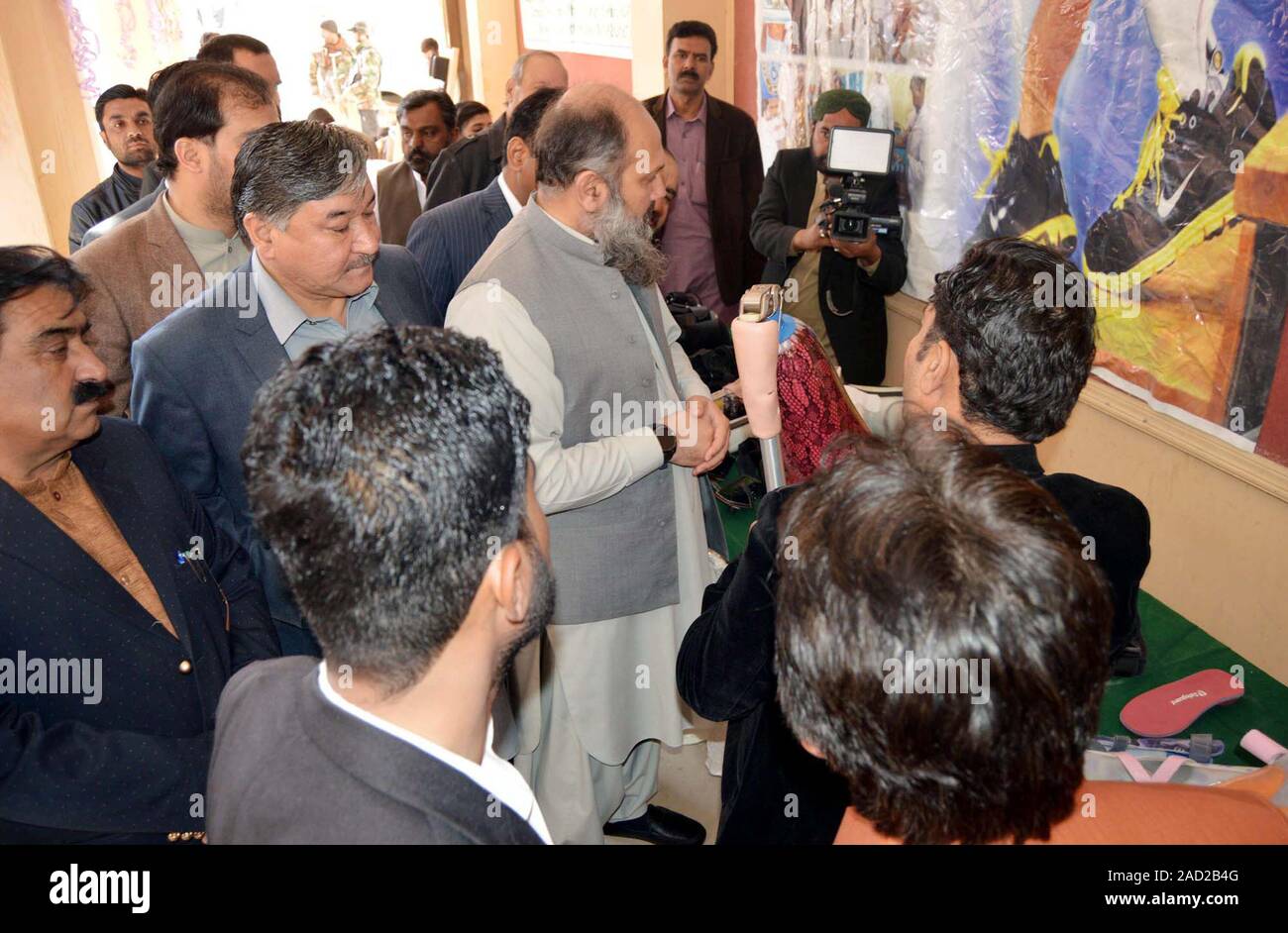 Balochistan Chief Minister, marmellata Kamal Khan ispezionando le arti artificiali in una fase di stallo durante la cerimonia in occasione della Giornata Internazionale delle Persone Disabili, a Quetta Martedì, Dicembre 03, 2019. Foto Stock