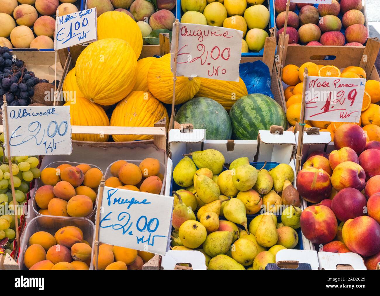 Varietà di frutti visto in un mercato di Palermo, Sicilia Foto Stock