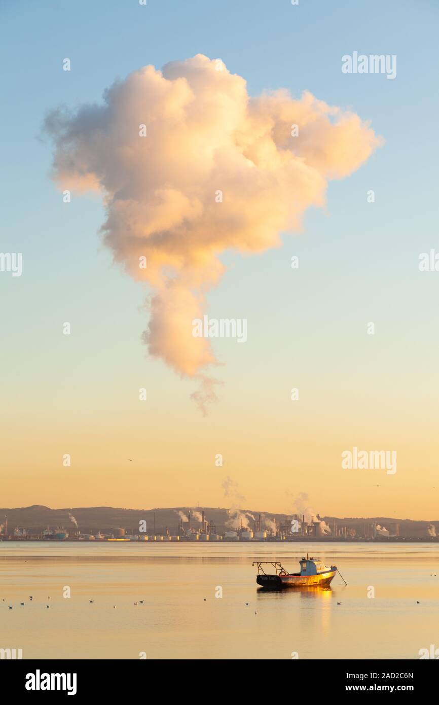 La formazione di nubi oltre le torri di raffreddamento di Grangemouth raffineria di petrolio con con il fiume Forth in primo piano. Foto Stock