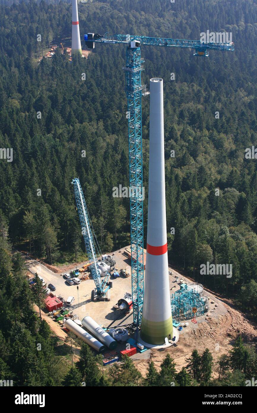 Costruzione di turbine eoliche nel sud della Foresta Nera vicino a Gersbach Foto Stock