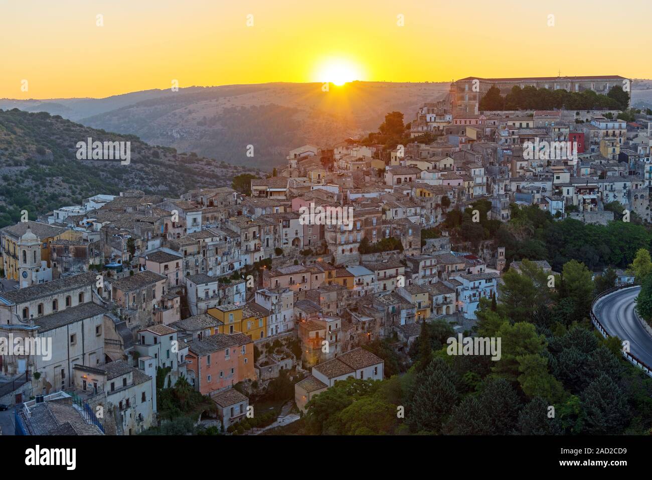 Sunrise nella vecchia città barocca di Ragusa Ibla in Sicilia Foto Stock
