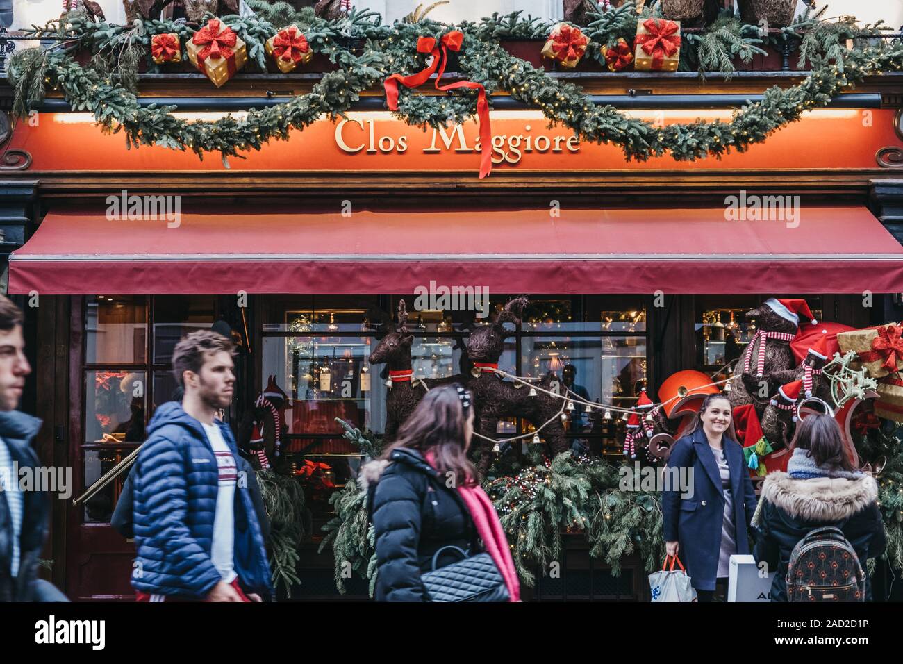 London, Regno Unito - 24 Novembre 2019: facciata di Clos maggiore, un premiato ristorante francese in Covent Garden di Londra, decorato per il Natale, persone Foto Stock