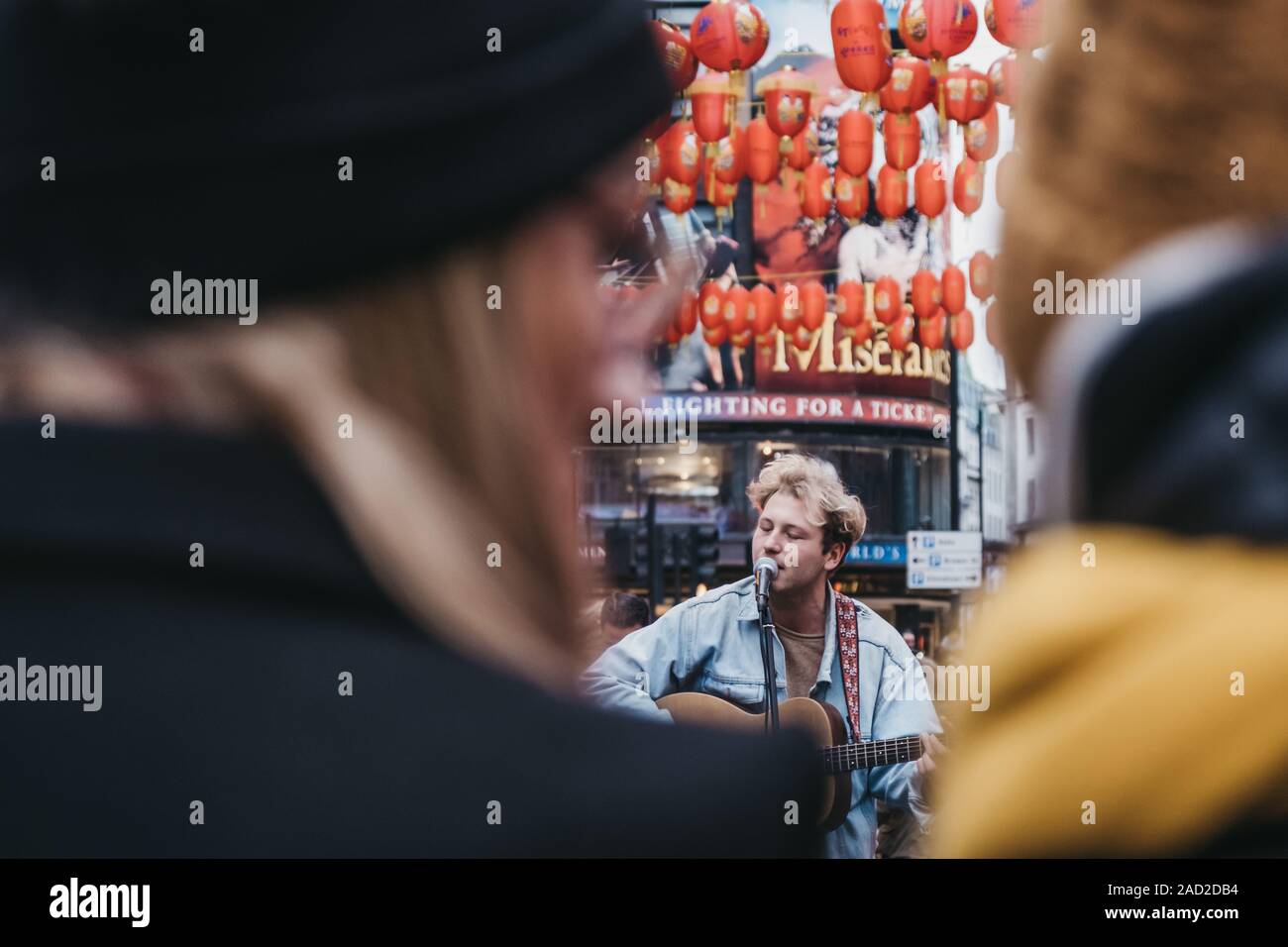 London, Regno Unito - 24 Novembre 2019: musicista di strada esegue in Chinatown, Londra, il fuoco selettivo. Chinatown è la casa di un grande oriente asiatico e della comunità Foto Stock