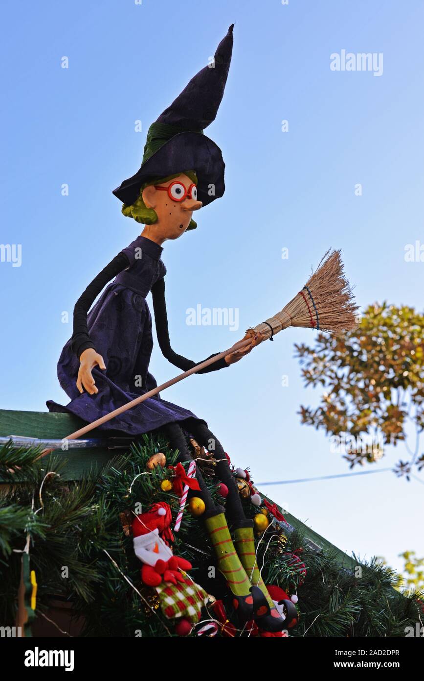 Funny witch tenendo una scopa. Foto Stock