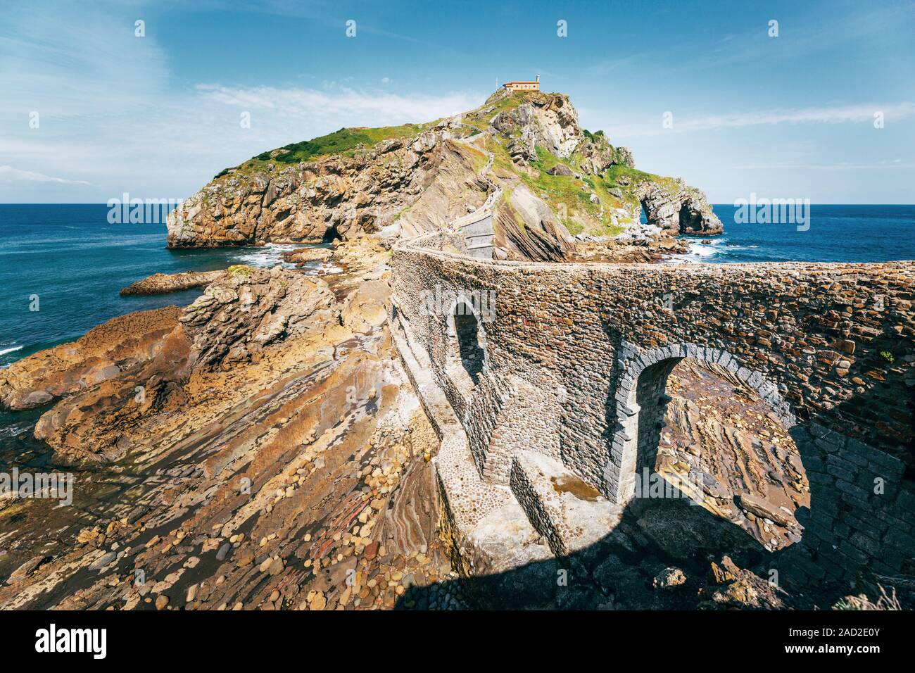 Spagna, Paesi Baschi, San Juan de Gaztelugatxe, vista di isolotto e bridge Foto Stock