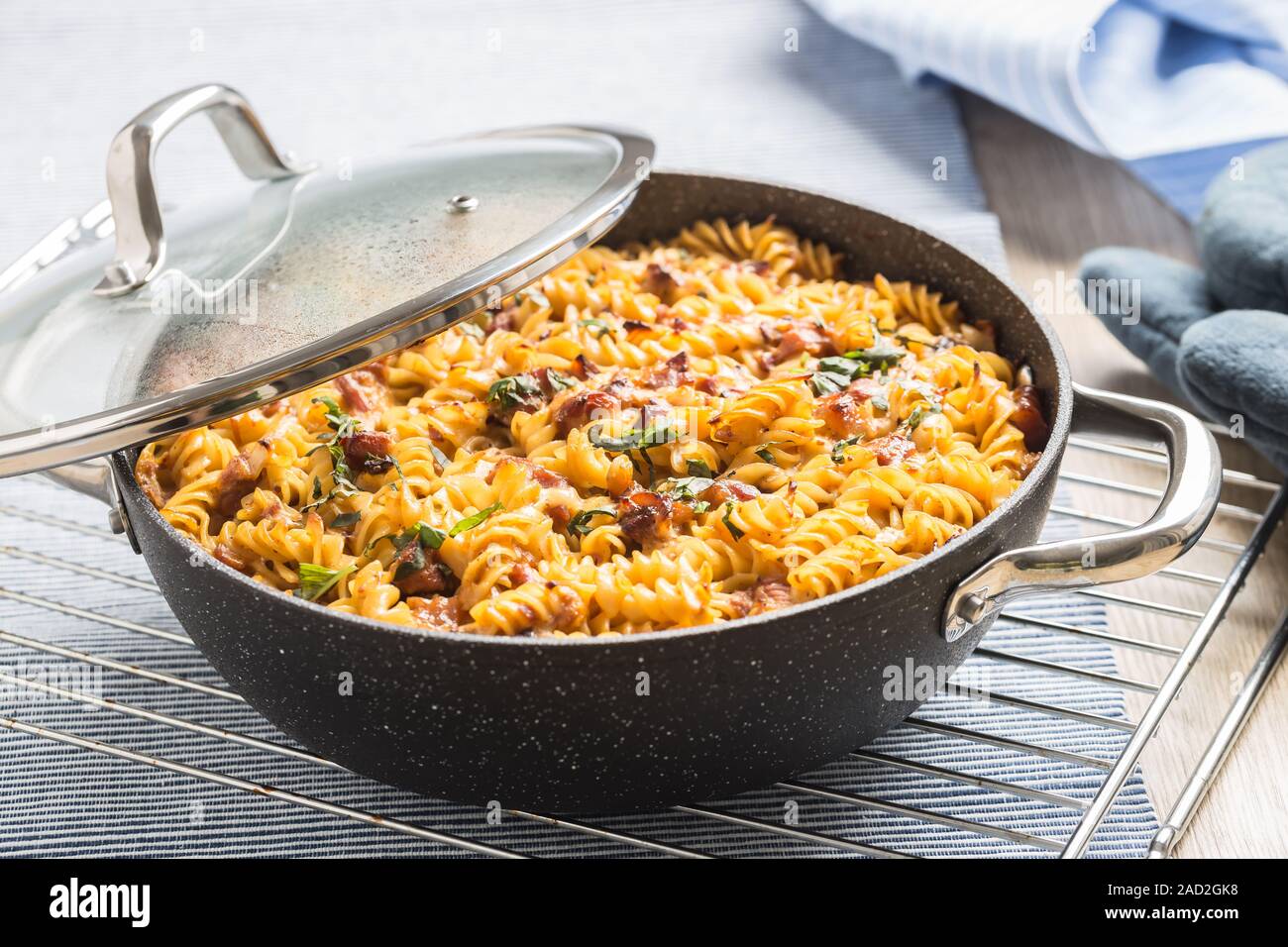 Pasta al forno fusilli con carne di maiale affumicato collo formaggio mozzarela e altri ingredienti Foto Stock