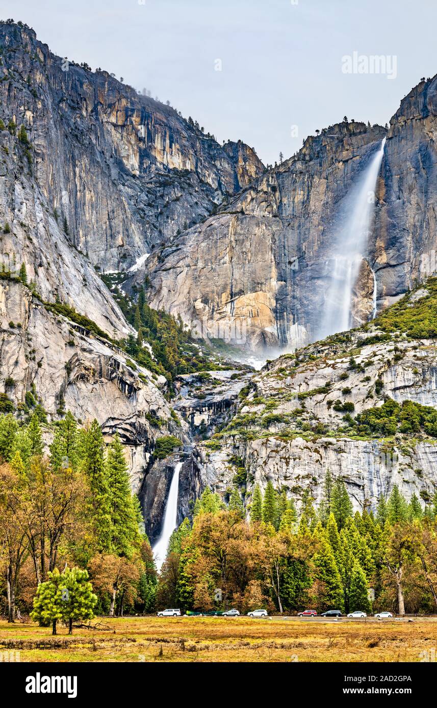 Il parco nazionale di Yosemite Falls, la cascata più alta del Parco Nazionale Yosemite in California Foto Stock
