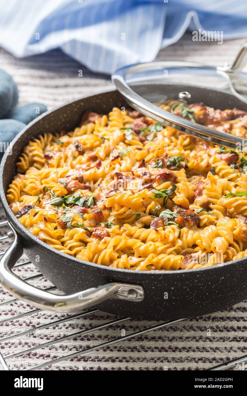 Pasta al forno fusilli con carne di maiale affumicato collo formaggio mozzarela e altri ingredienti Foto Stock