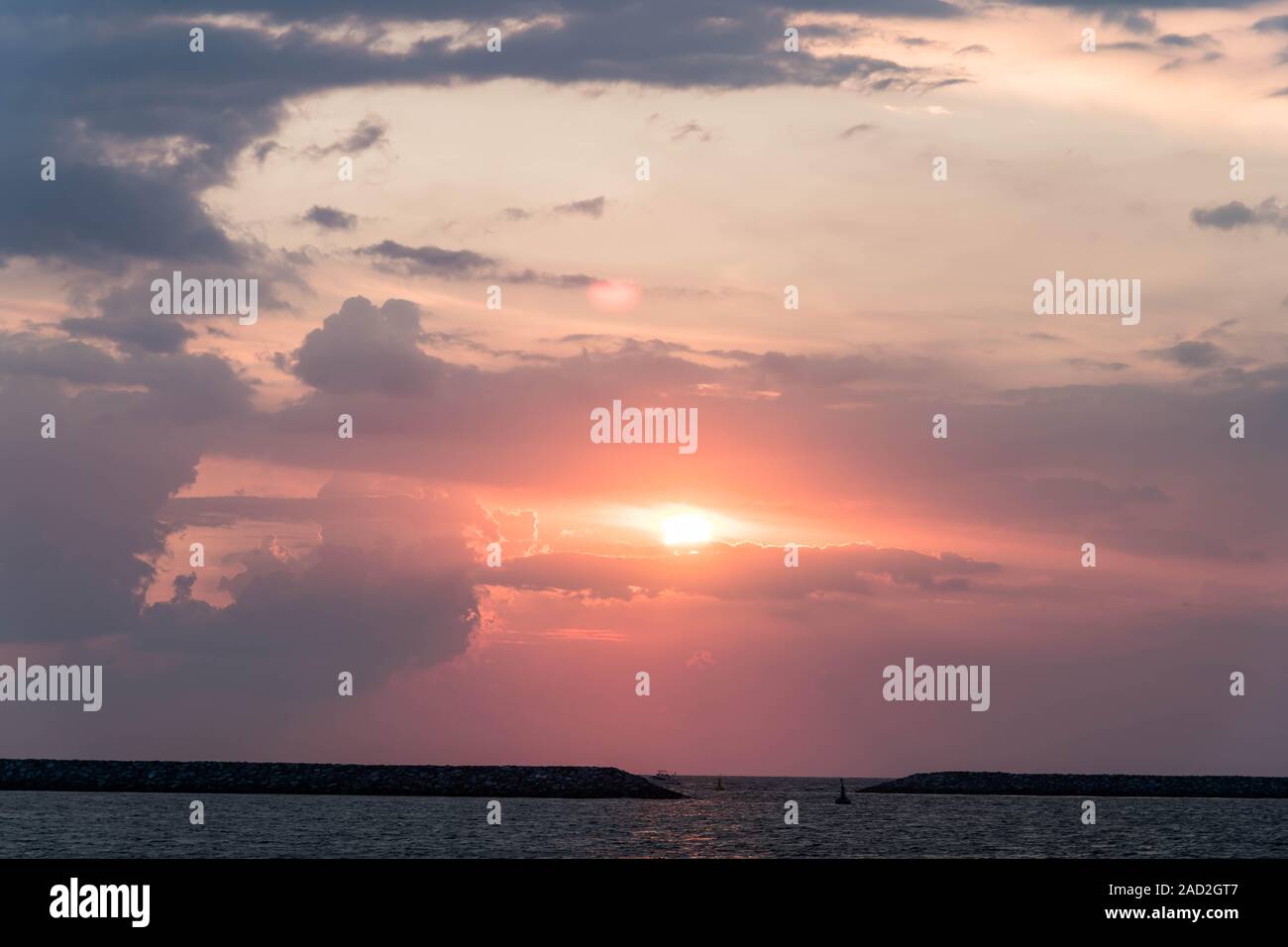 Drammatica alba e tramonto nel cielo nuvoloso, natura sfondo nuvoloso con forte sunbeam e nuvole, concetto di speranza. Foto Stock