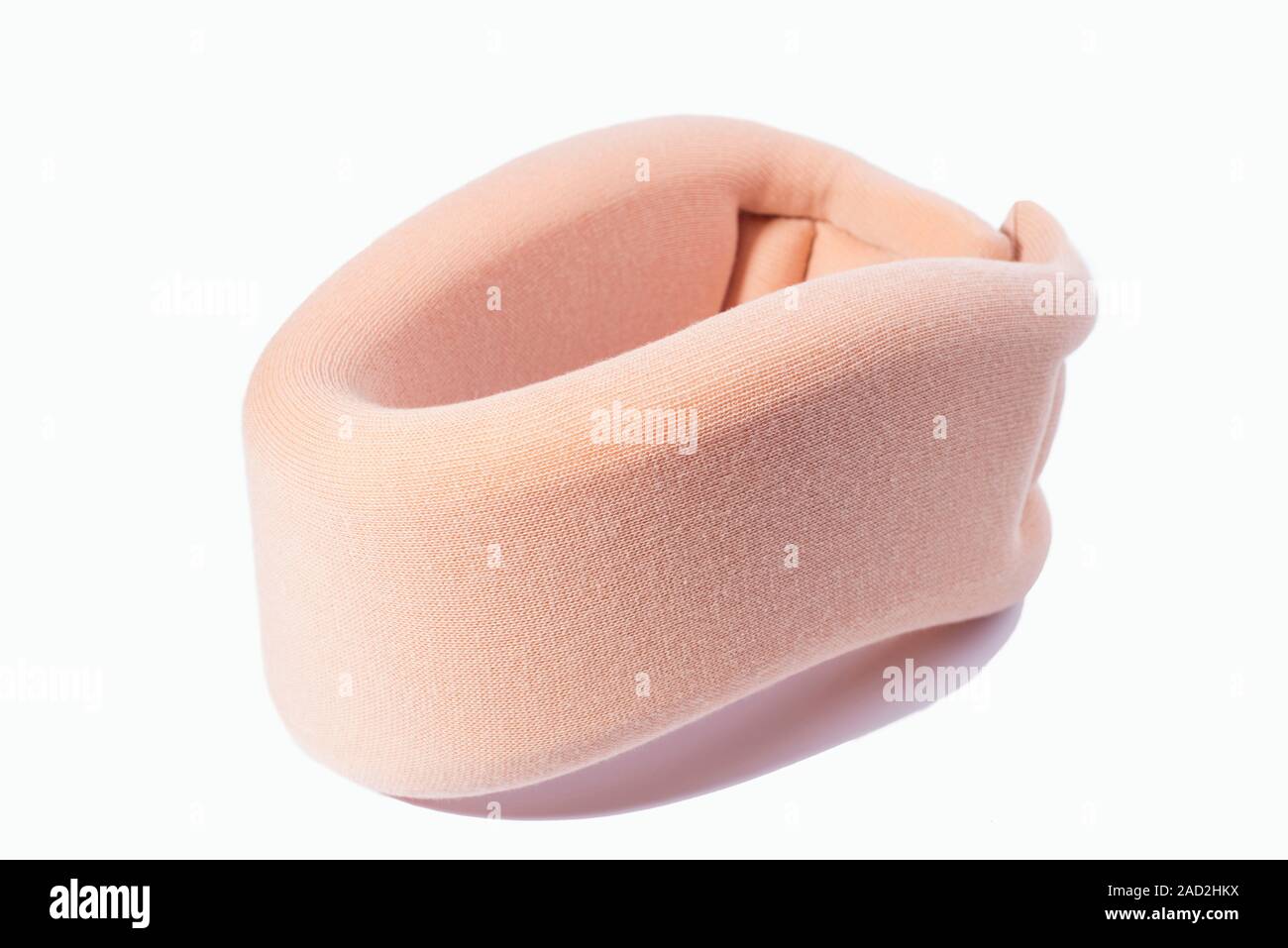 Isolato su sfondo bianco collare per le lesioni del collo. Una stecca di immobilizzazione delle vertebre cervicali in caso di una malattia della colonna vertebrale cervicale. Foto Stock
