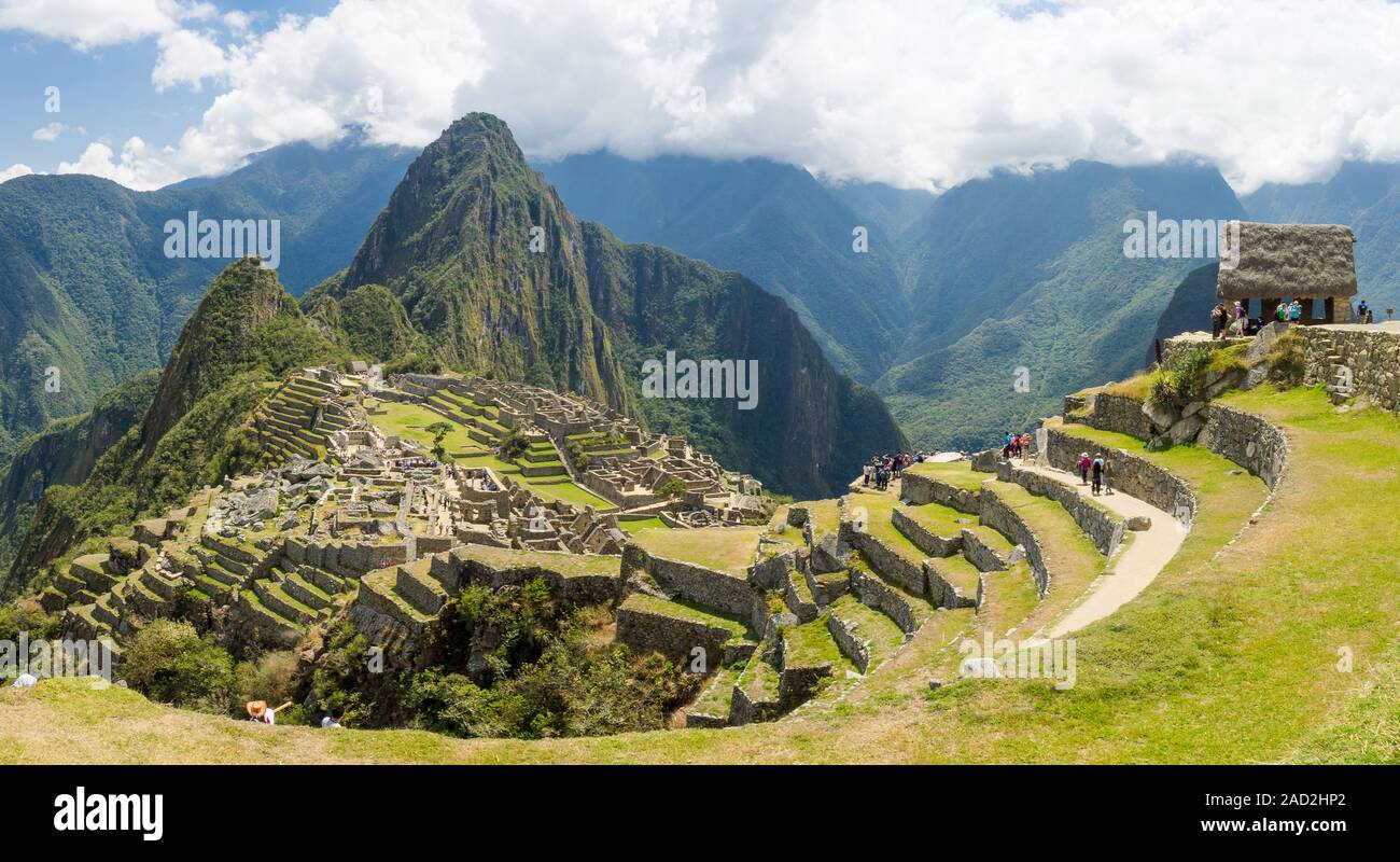 Machu Picchu è una cittadella Inca è impostata su un livello elevato nella catena delle Ande in Perù, sopra il fiume Urubamba valley. Costruito nel XV secolo e successivamente abbandonare Foto Stock Machu Picchu è una cittadella Inca è impostata su un livello elevato nella catena delle Ande in Perù, sopra il fiume Urubamba valley. Costruito nel XV secolo e successivamente abbandonare Foto Stock