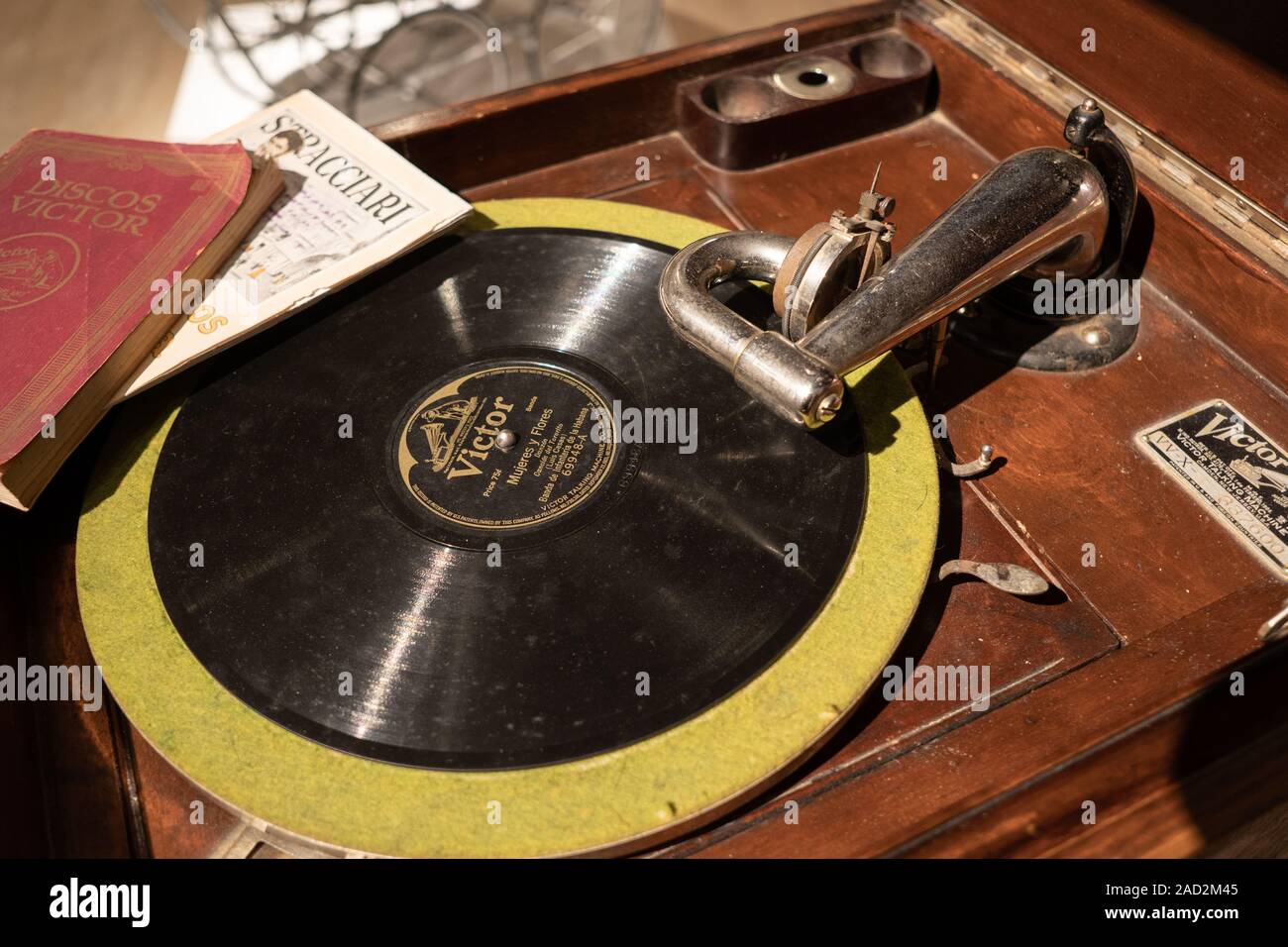 Santiago de Compostela, Spagna; 1 dicembre 2019: Vintage vinile giradischi record giocatore e Victor record. Circa 20s Foto Stock