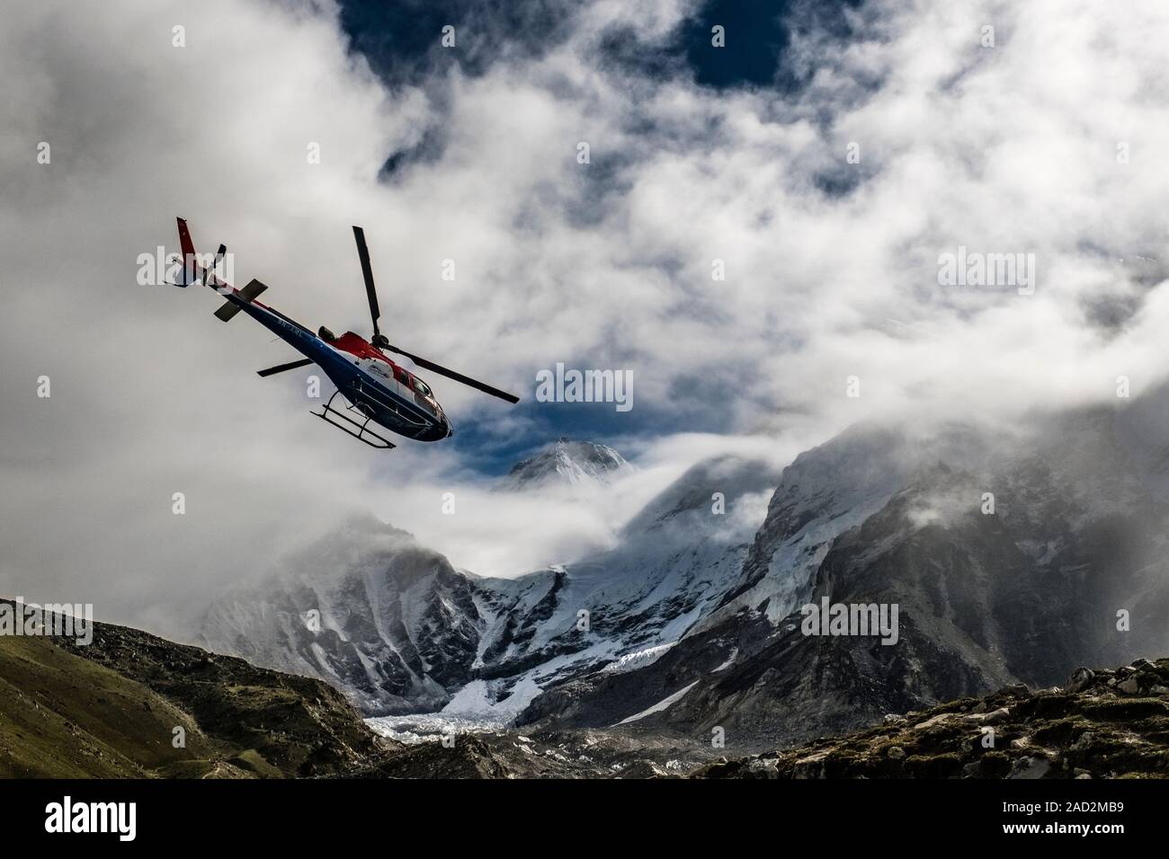 Un Salvataggio in elicottero volando sul ghiacciaio Khumbu Foto Stock
