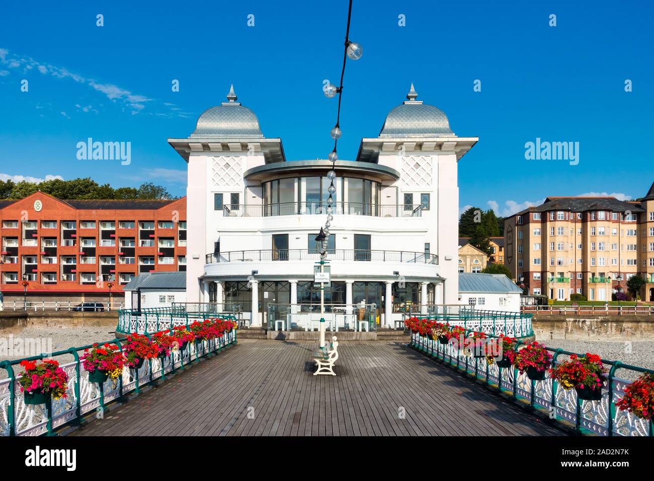 Penarth Pier Pavilion e Penarth Pier in estate 2019 con splendidi fiori appesi sulle ringhiere in stile vittoriano. Di proprietà del governo. Non è proprietà privata Foto Stock