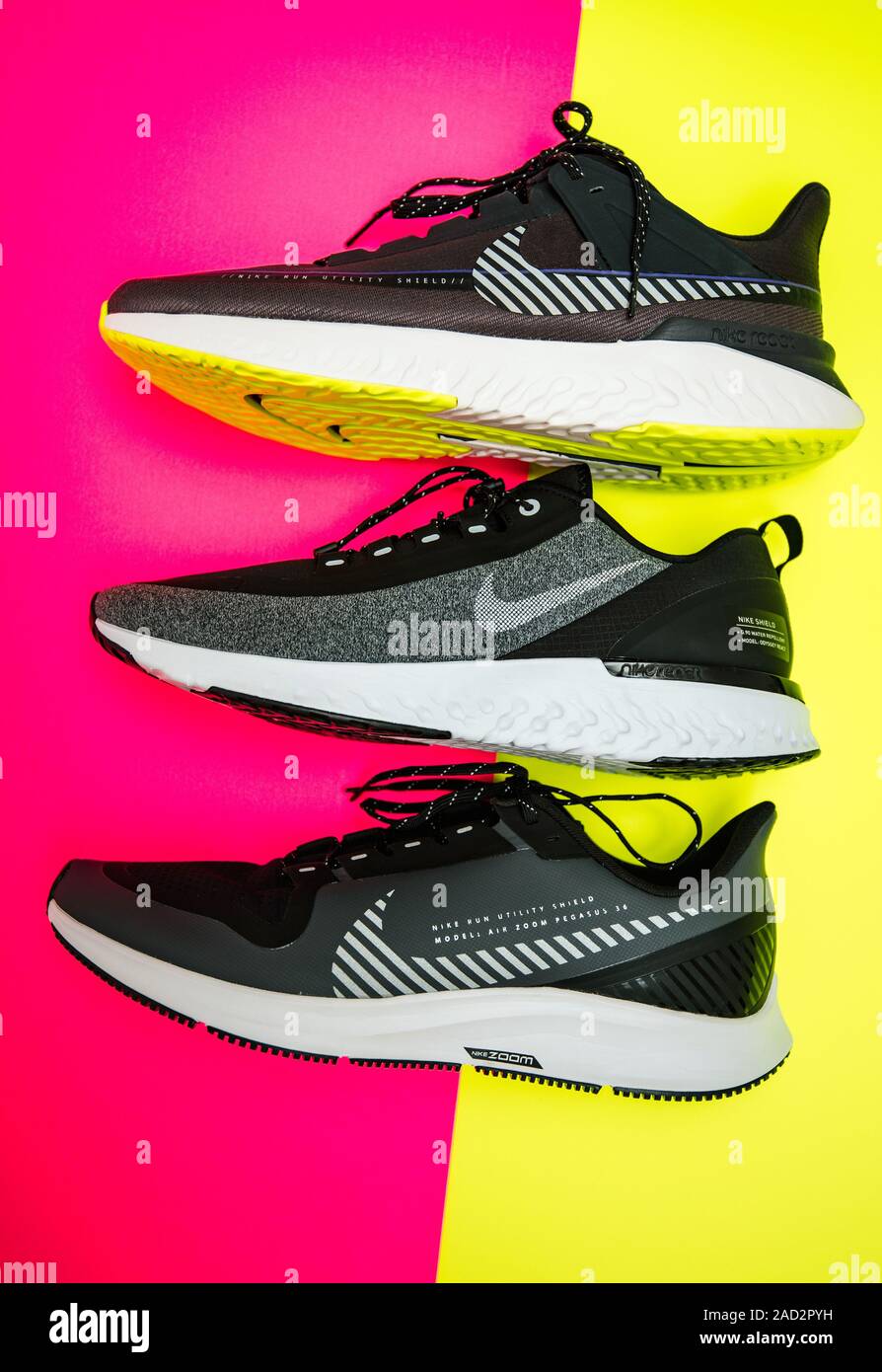 Parigi, Francia - 18 OTT 2019: Tre nuove scarpe da running Nike con acqua  scudo di protezione contro il freddo pioggia e neve sulla colorata magenta  giallo-sfondo verde Foto stock - Alamy