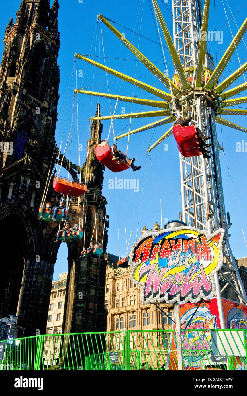 Walter Scott Monument e alta Star Flyer fairground ride. Edinburgh Fiera di natale e mercato. Scozia Foto Stock