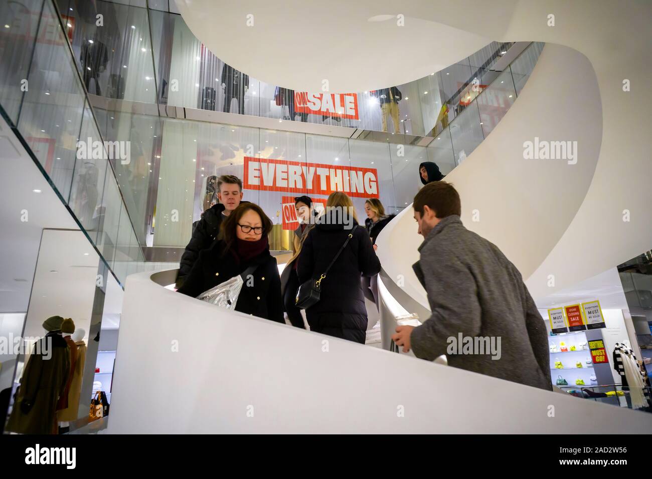 Il negozio Barneys sulla Settima Avenue a New York si addobba con segni di informare i fedeli fan che il negozio è in liquidazione, visto il Sabato, 23 novembre 2019. L'iconico avamposti di moda sono stati venduti a B. Riley finanziari, gli specialisti di liquidazione, mentre la proprietà intellettuale è andato a marche autentiche Gruppo. (© Richard B. Levine) Foto Stock