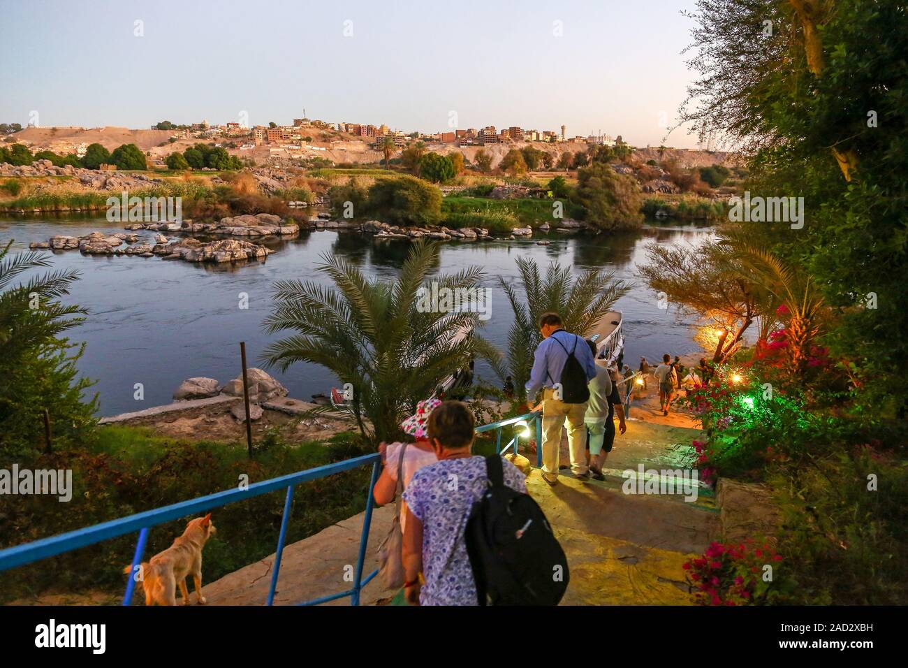 I visitatori di lasciare il Aswan giardini botanici sull isola Elefantina a prendere una barca per tornare alla terra ferma, Aswan, Egitto, Africa Foto Stock