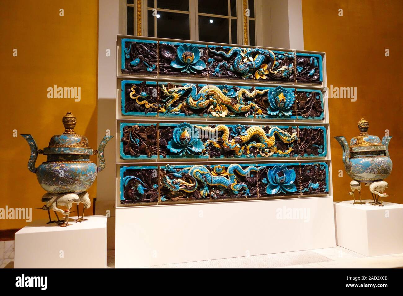 Cinese di filo smaltato porcellanato dragon piastrelle, dal nella provincia di Shanxi, Cina, datata XV secolo, il British Museum, Bloomsbury, London, England, Regno Unito Foto Stock