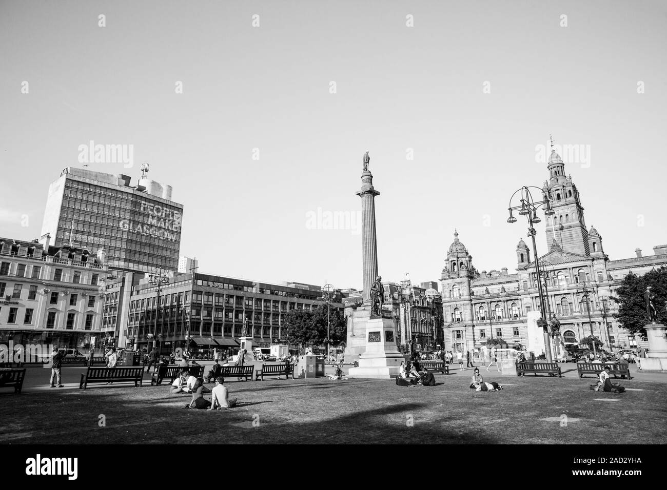 Glasgow/Scozia - 27.05.2018: La gente di George Square fa il grande segno di Glasgow in bianco e nero Foto Stock