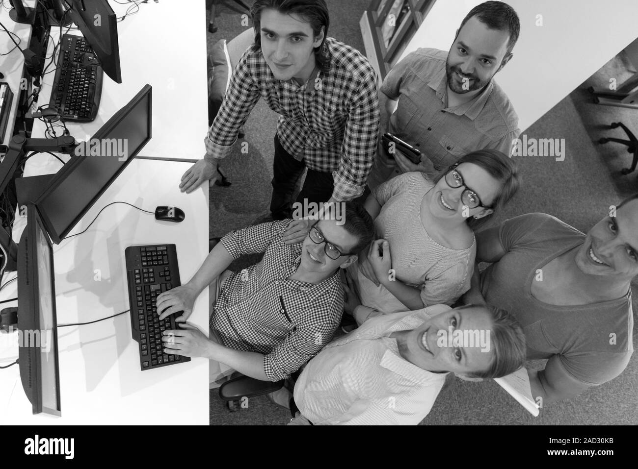 Startup Business gruppo di persone a lavorare come team per trovare una soluzione Foto Stock