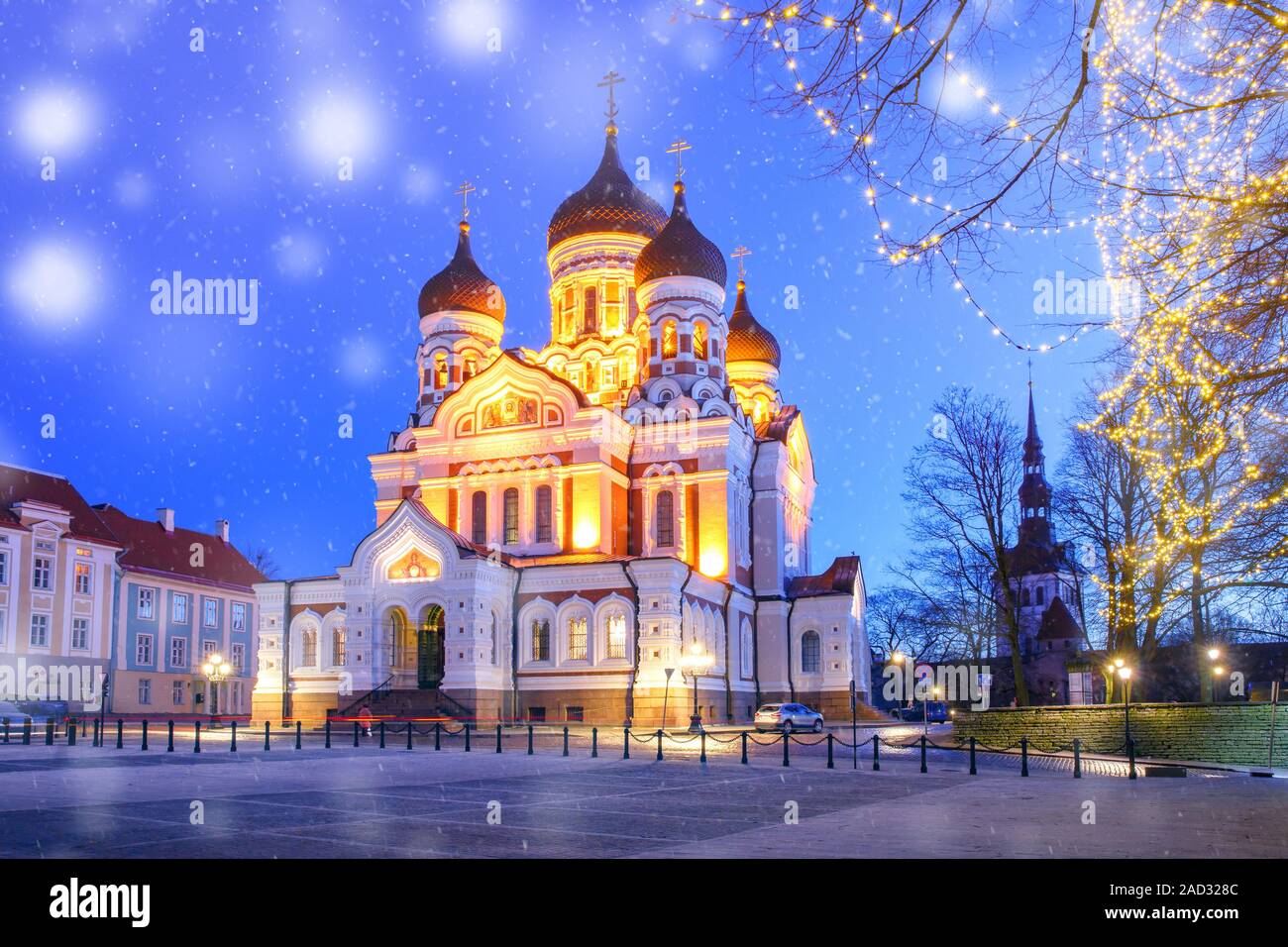 Chiesa russo-ortodossa Alexander Nevsky e Natale illuminata di notte, Tallinn, Estonia Foto Stock