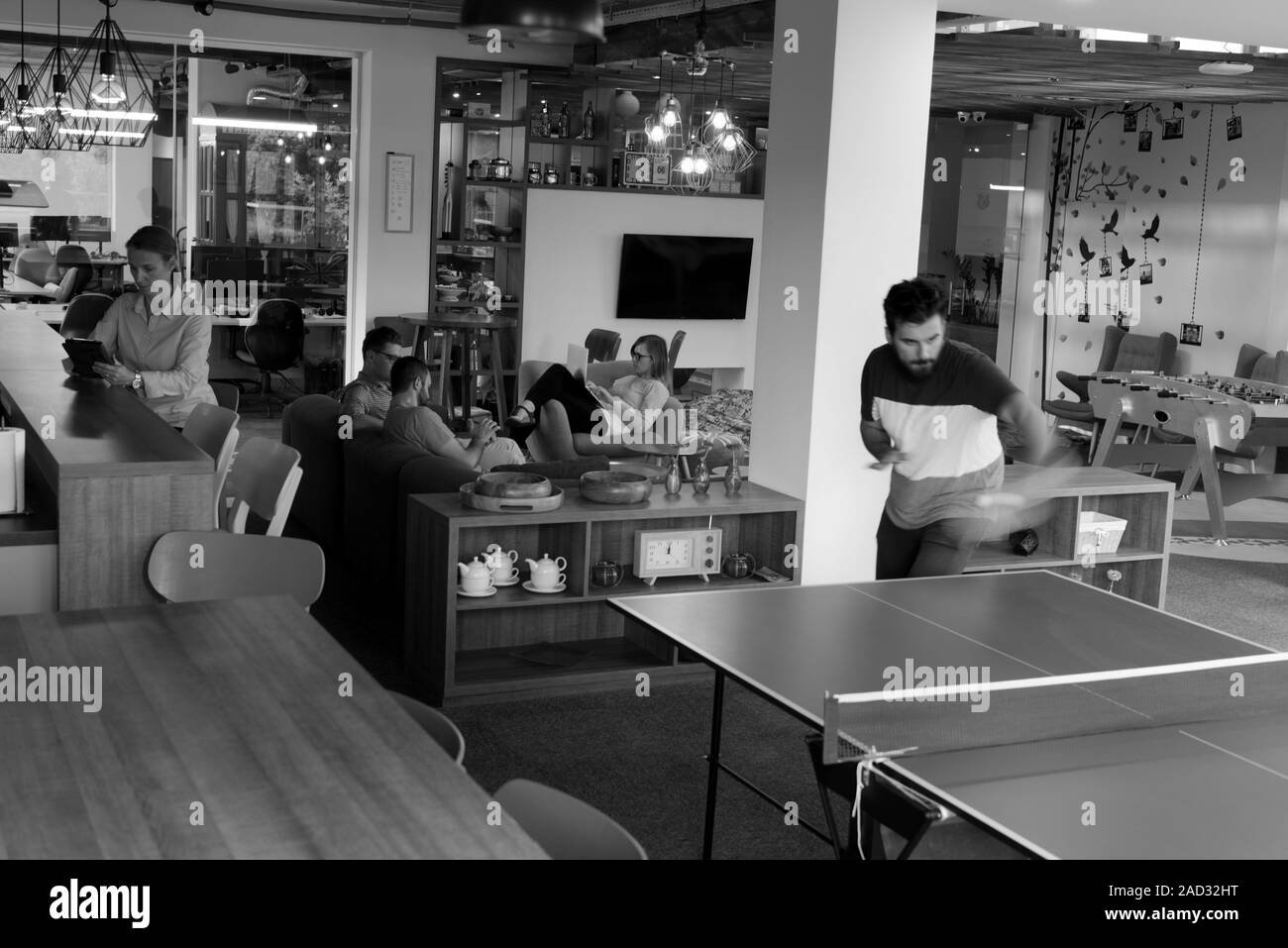 Giocando a ping pong Campo da tennis presso il creative spazio in ufficio Foto Stock