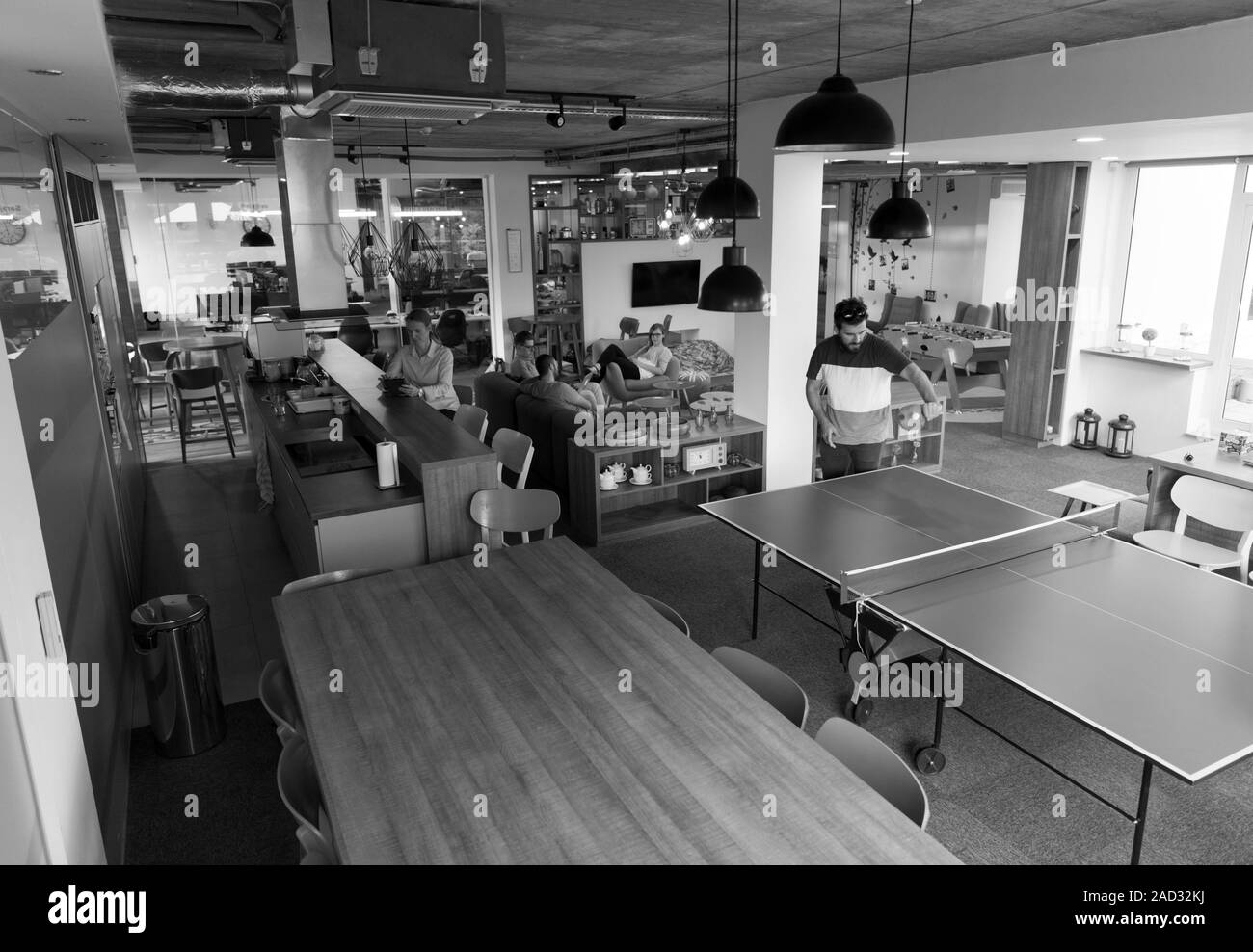 Giocando a ping pong Campo da tennis presso il creative spazio in ufficio Foto Stock