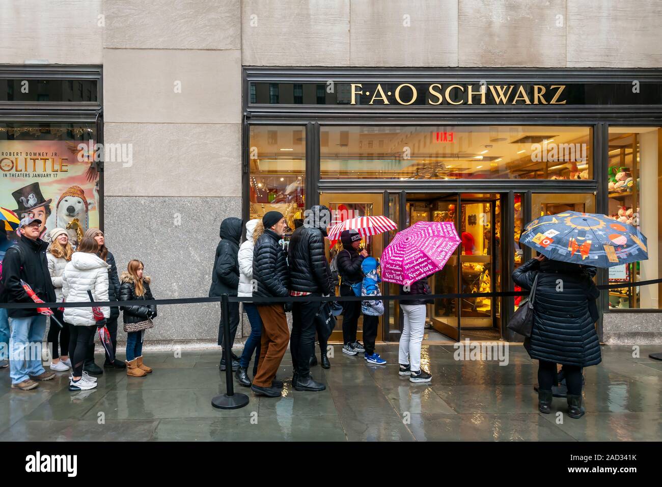 Emozionato shoppers linea fino al di fuori della FAO Schwarz nel Rockefeller Center di New York di Domenica, 1 dicembre 2019. (© Richard B. Levine) Foto Stock