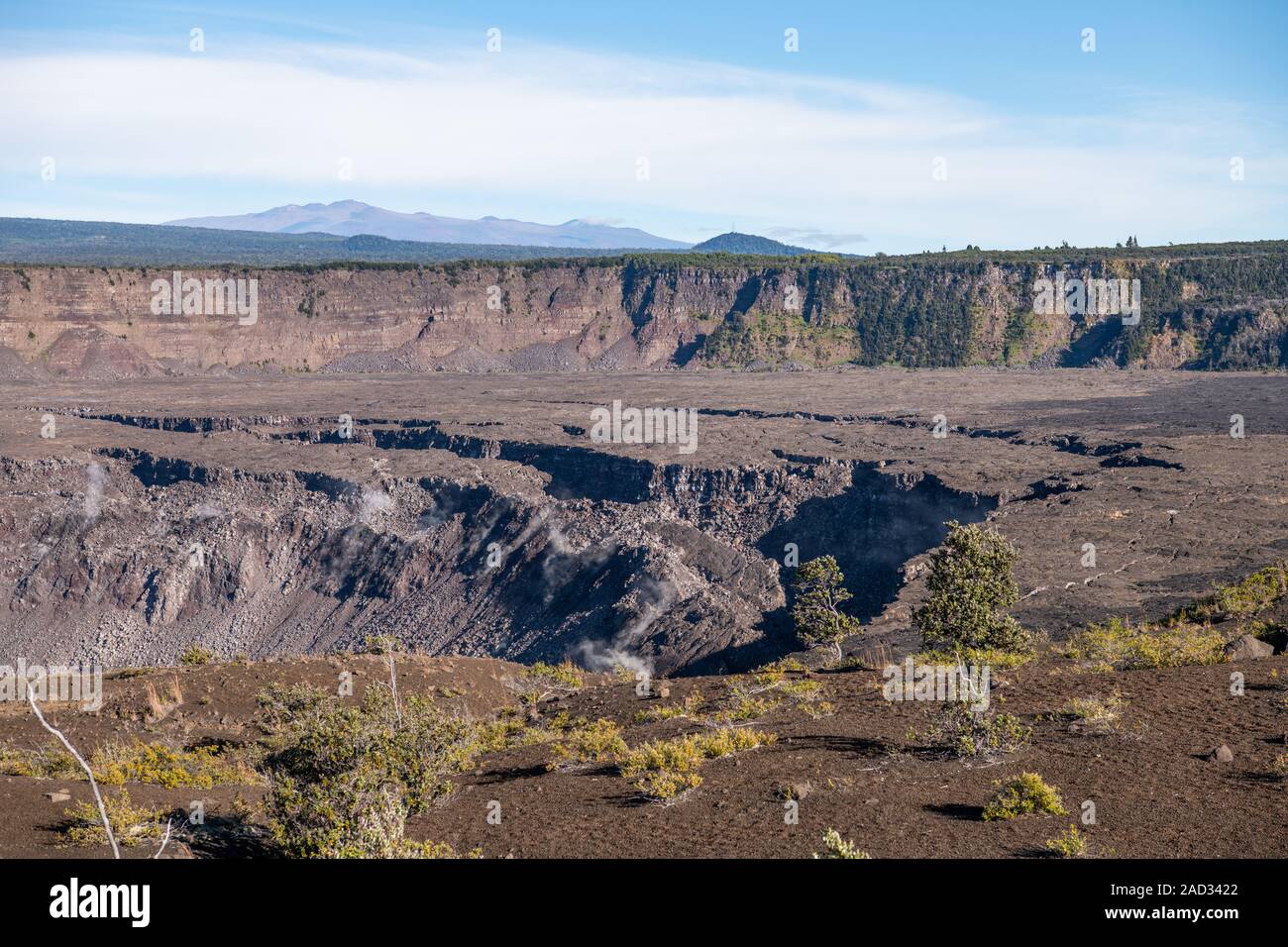 Si affaccia sulla Caldera di Kilauea con il cielo blu di Big Island, Hawaii, USA Foto Stock