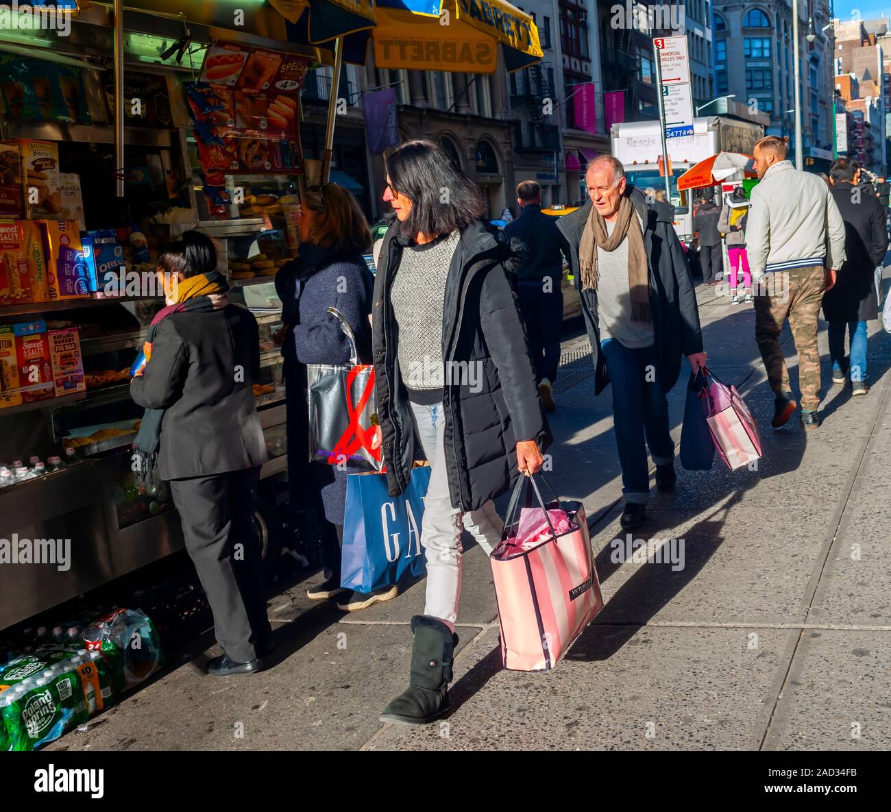 Gli amanti dello shopping a Soho a New York Sabato, 30 novembre 2019 oltre il Venerdì nero fine settimana durante lo shopping di Natale stagione. (© Richard B. Levine) Foto Stock