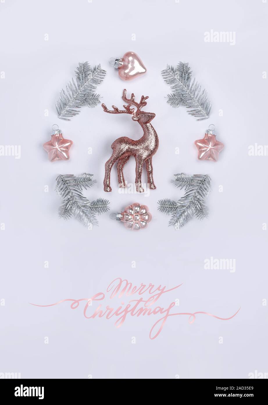 Piatto composizioni laici con decorazioni di Natale con golden scintillante teste di cervi, giocattoli di Natale e silver spruce filiali Foto Stock
