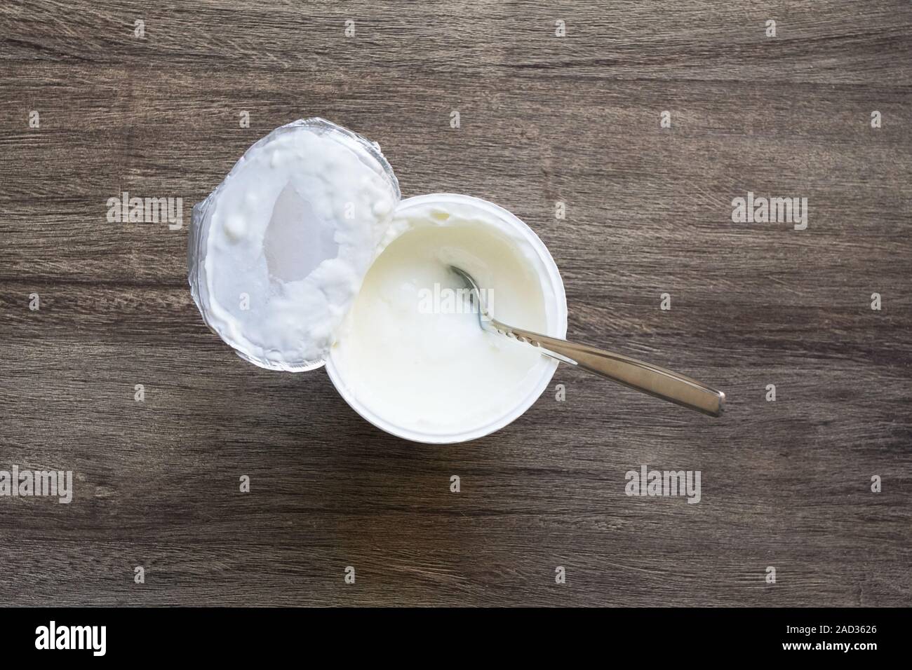 Vista aerea del normale o yogurt naturale nel vasetto di yogurt con cucchiaio Foto Stock