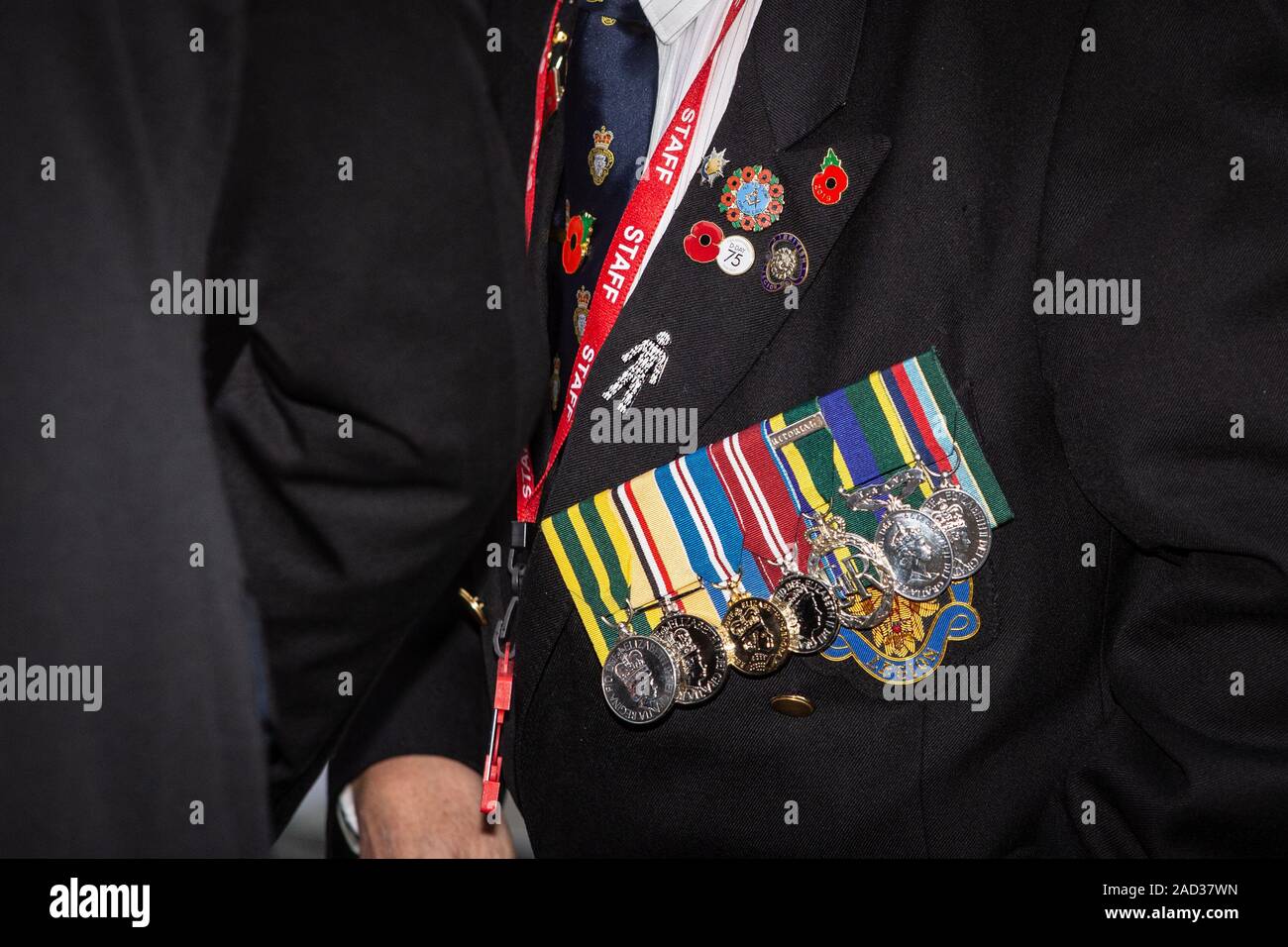 Close up della British Legion membri medaglie prima del Giorno del Ricordo commemorazioni alla partita di calcio Foto Stock