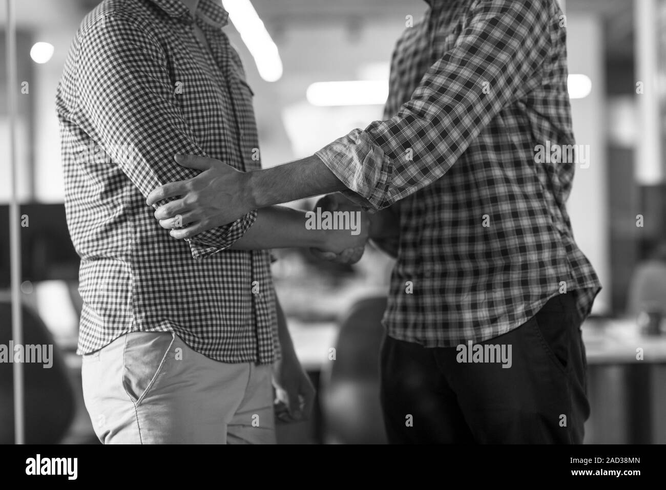 Avviare la gente di affari handshake Foto Stock