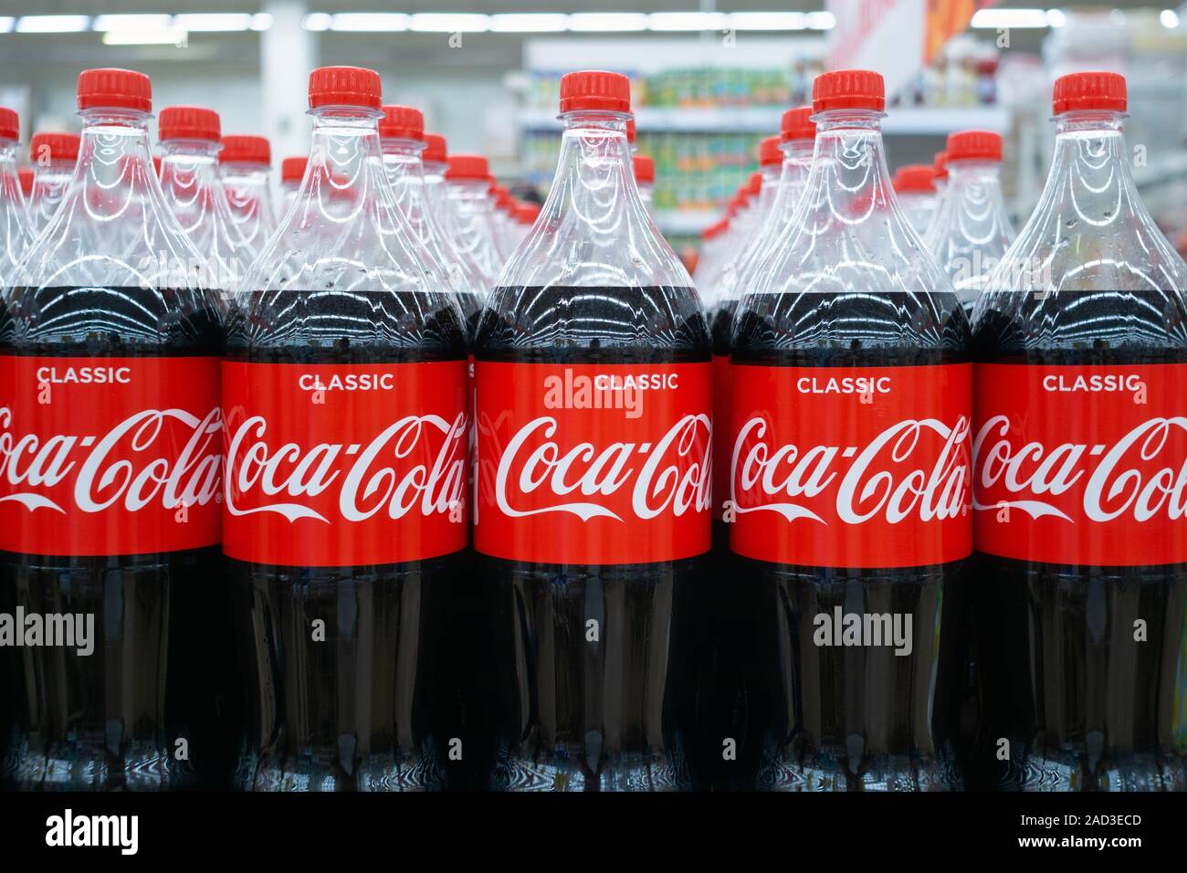 Tyumen, Russia-August 27, 2019: le bottiglie di plastica della Coca Cola sul display la Coca Cola stand durante l. La Coca Cola Company è leader di bevande soda manufactur Foto Stock