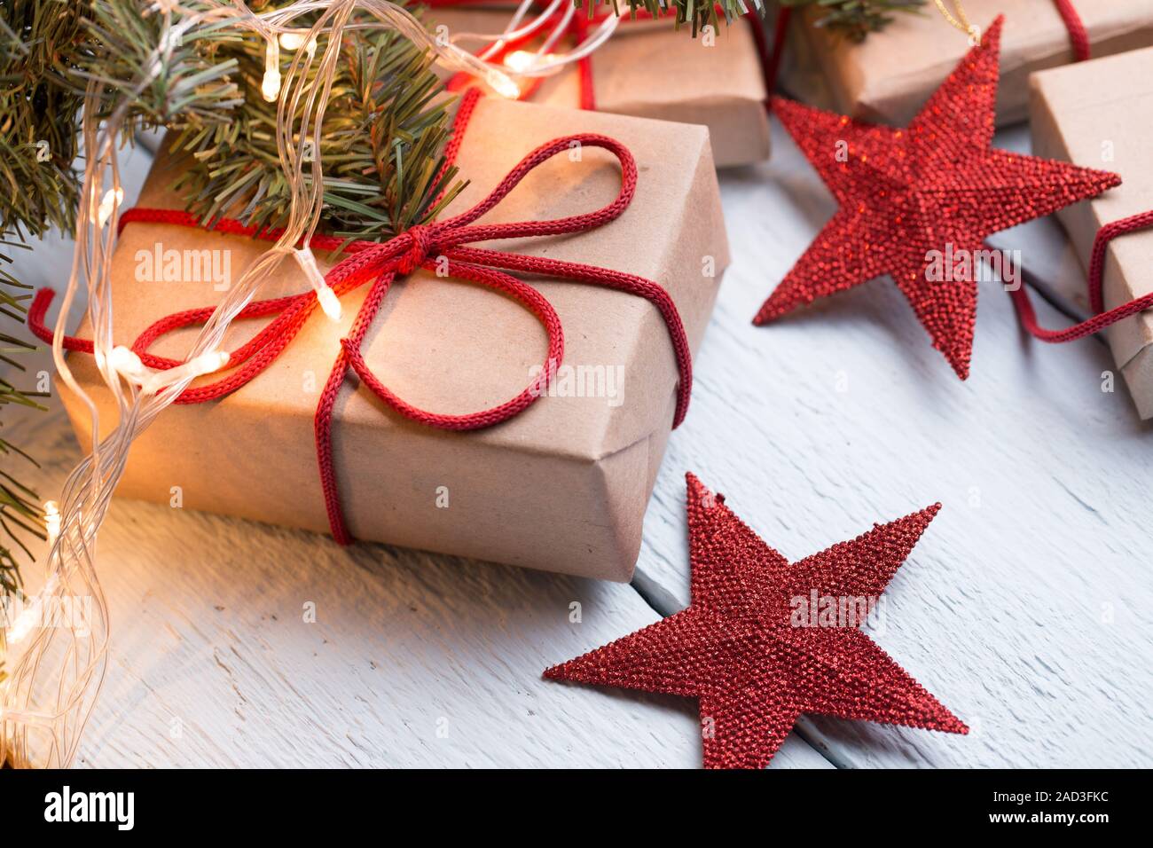 Presenta, stelle rosse ,ramo di abete rosso Foto Stock