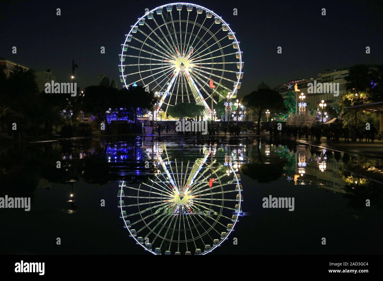 Nizza, ruota panoramica Ferris con giochi d'acqua e le luci di Natale Foto Stock