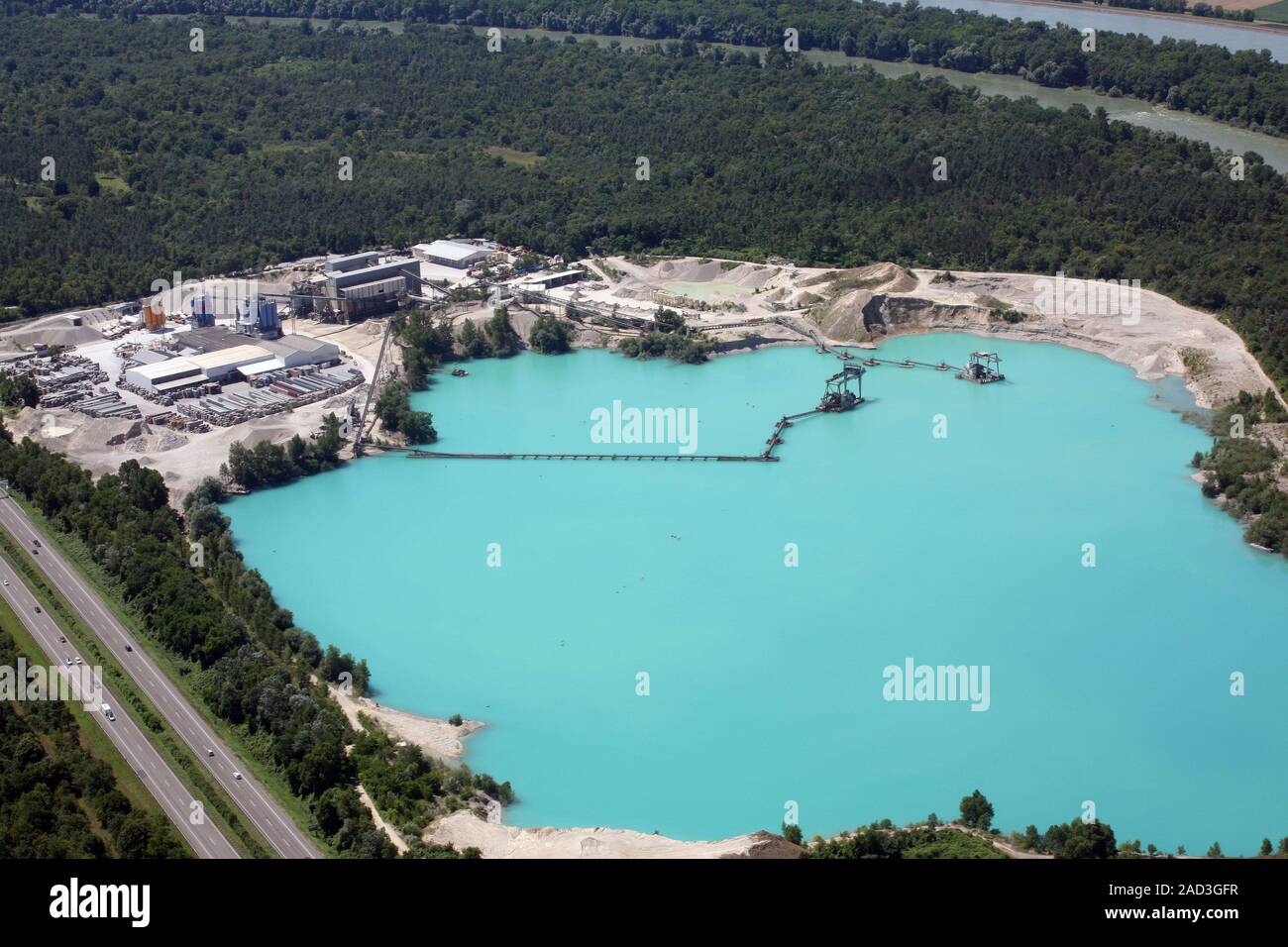 Lago di dragaggio e impianto di ghiaia vicino a Neuchâtel sul Reno superiore Foto Stock