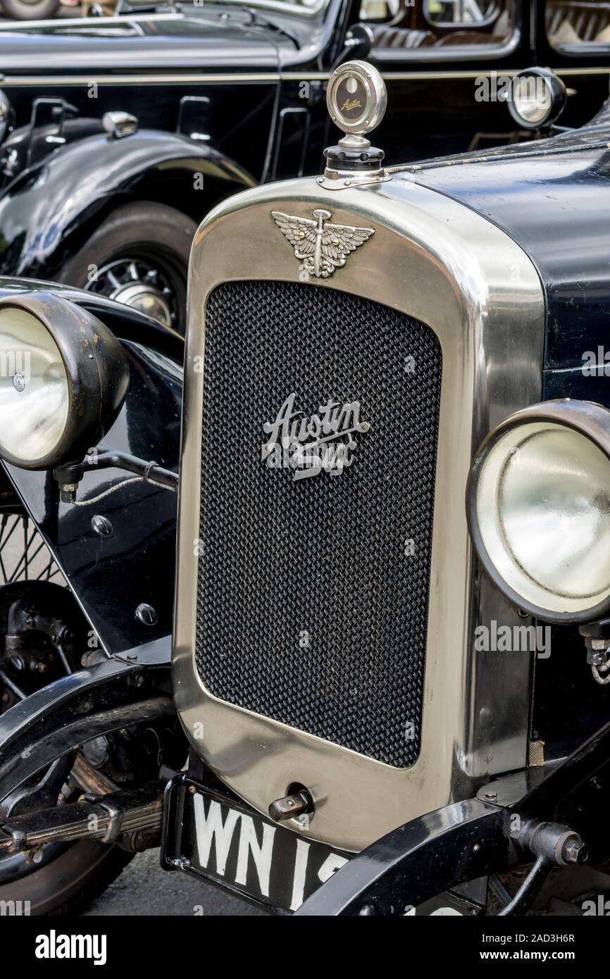 Primo piano della griglia frontale e dei fari sulla sei auto d'epoca britannica Austin, parcheggiata al secondo evento estivo della Gran Bretagna in tempo di guerra del 1940. Foto Stock