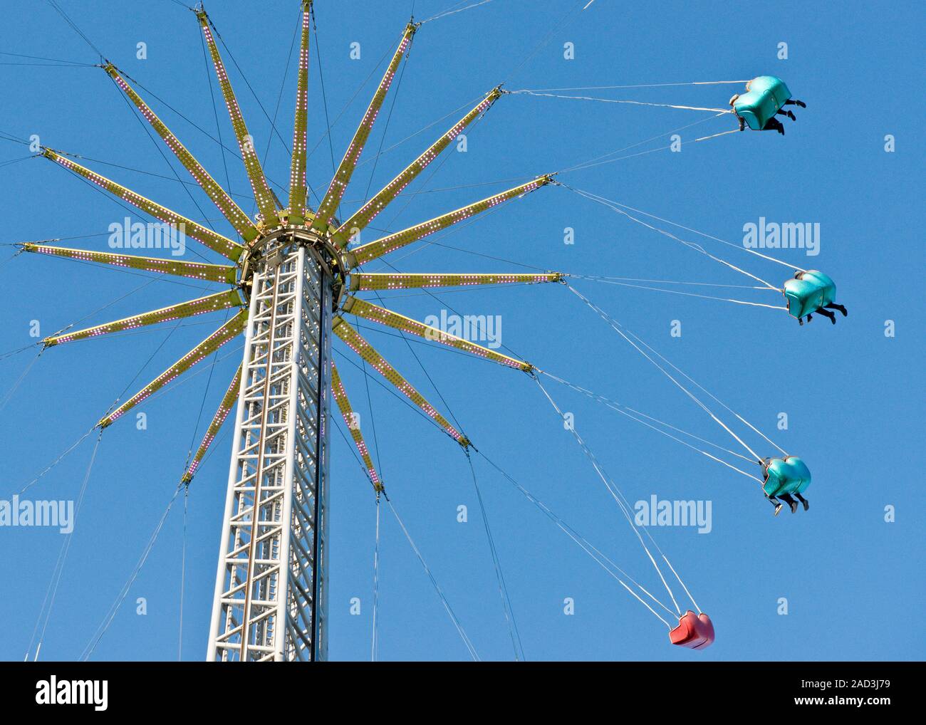 High flying Star Flyer fairground ride. Edinburgh Mercatino di Natale e fiera. Scozia Foto Stock
