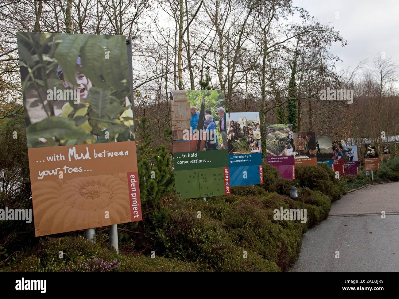 Avvisi di benvenuto al fianco di percorso che conduce all ingresso del Eden Project, Cornwall, Regno Unito Foto Stock