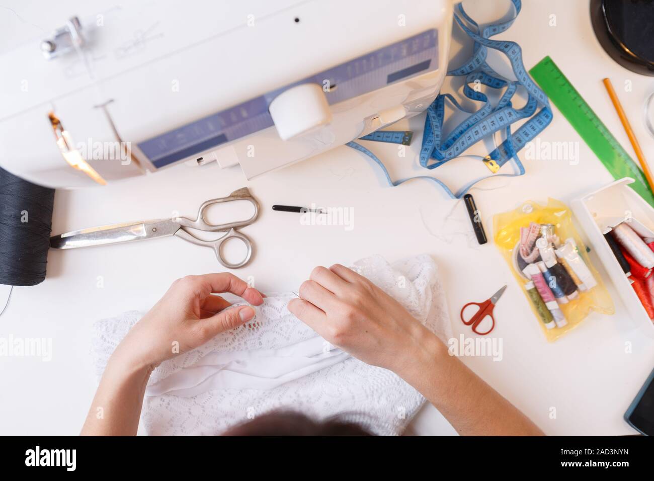 Foto ragazza con accessori per il cucito Foto Stock