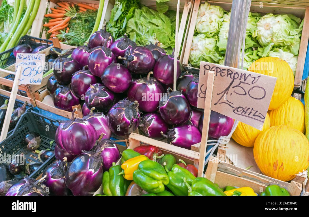 Melanzane fresca e insalata in un mercato di Palermo, Sicilia Foto Stock