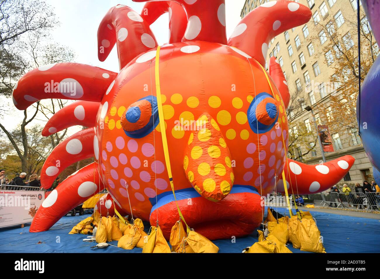 Yayoi Kusama- amore vola fino al cielo a palloncino il Macy's Thanksgiving Day Parade i palloncini sono gonfiati di fronte al pubblico sulla Upper West Side Foto Stock