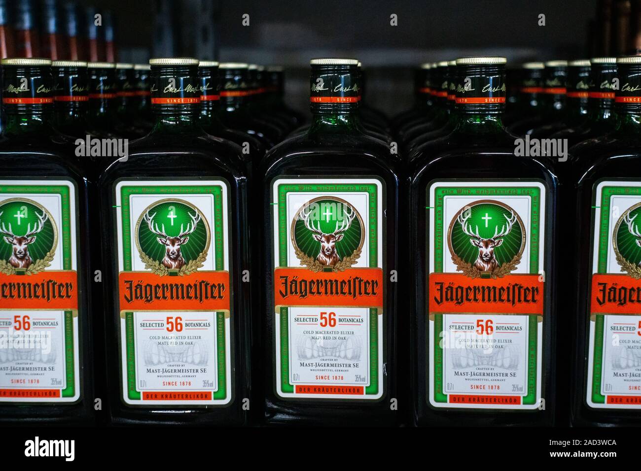 Tyumen, Russia - 27 agosto 2019: forte prodotti alcolici Jagermeister closeup della vendita di alcole Foto Stock